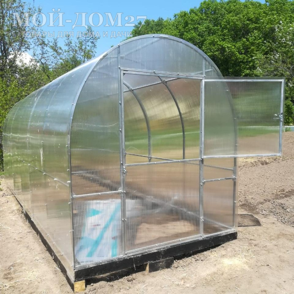 Теплица Трубная Двушка 2х6 метров с поликарбонатом | Мой-Дом27 | Каркас изготовлен из оцинкованной замкнутой трубы 20*20 мм.<br>
 <b>Ширина - 2&nbsp;метра</b>.&nbsp;Высота - 2,15 метра. Длина 6 метров.<br>
 Выдерживаемая снеговая нагрузка - 100 кг/м2. Выдерживаемая ветровая нагрузка - до 22 м/с.<br>
 Расстояние между дугами 1 метр.&nbsp;<b>Толщина металла дуг 1,2 мм</b>.&nbsp;Ширина двери 0,96 метра.<br>